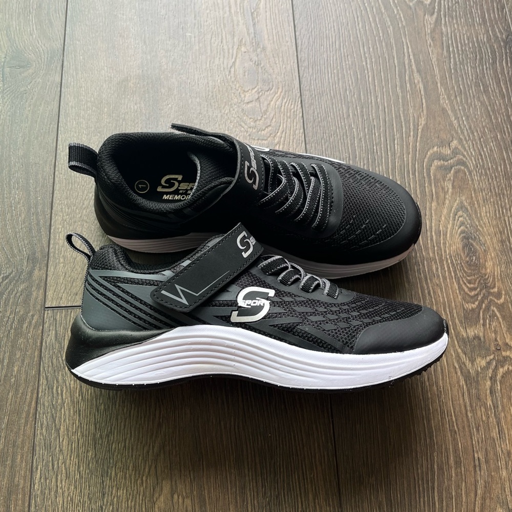 NWOT Skechers Sneakers